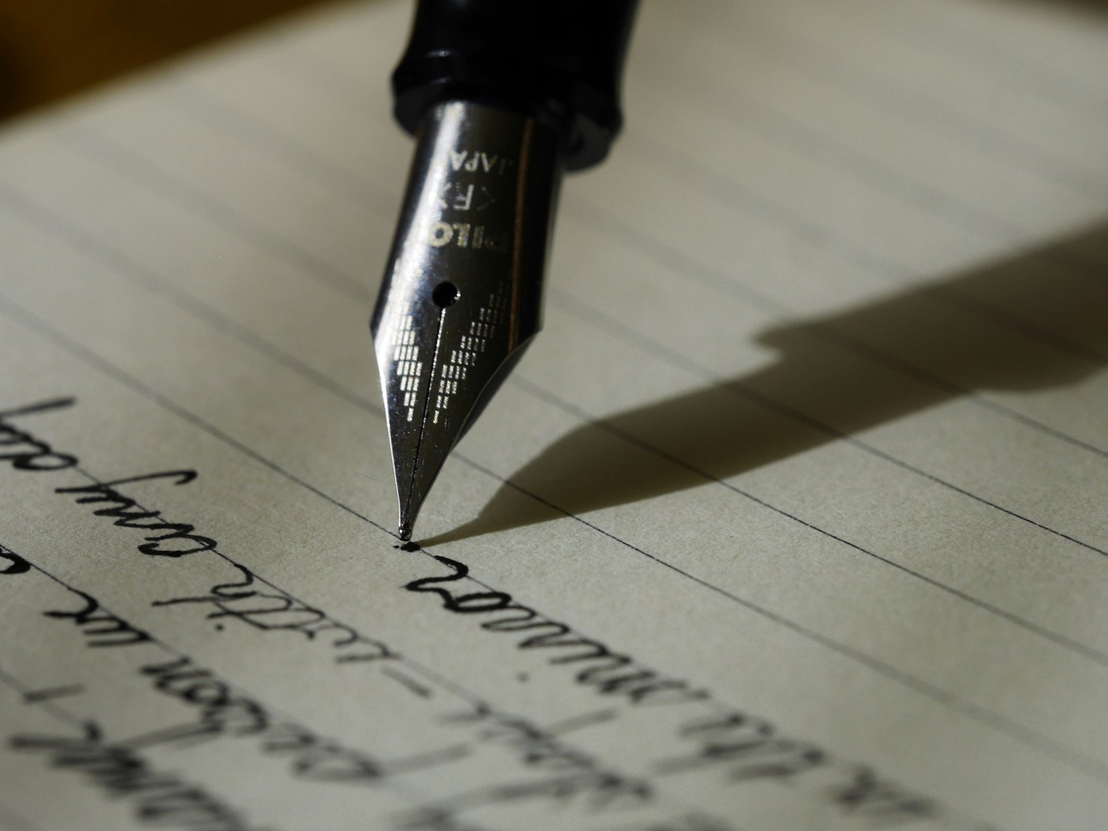Caneta sobre um caderno de anotações