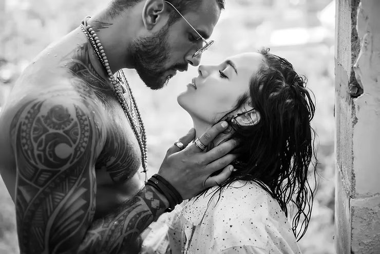 Casal em pose sensual, foto de banco de imagens