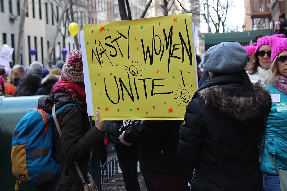 Cartaz de protesto com a mensagem 'Nasty Women Unite', em marcha de mulheres