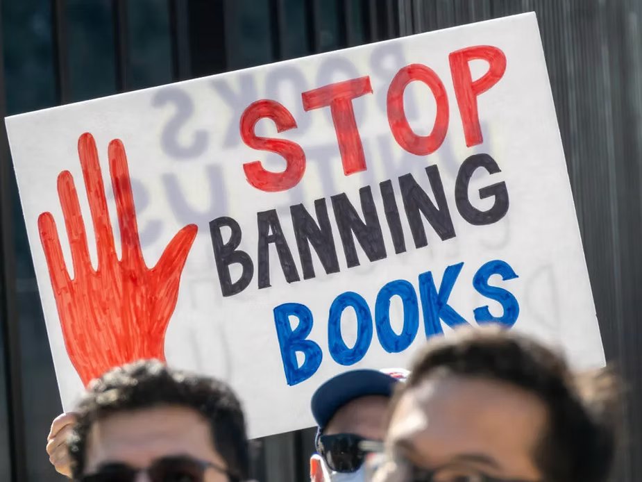Cartaz de protesto com a mensagem 'Stop banning books'