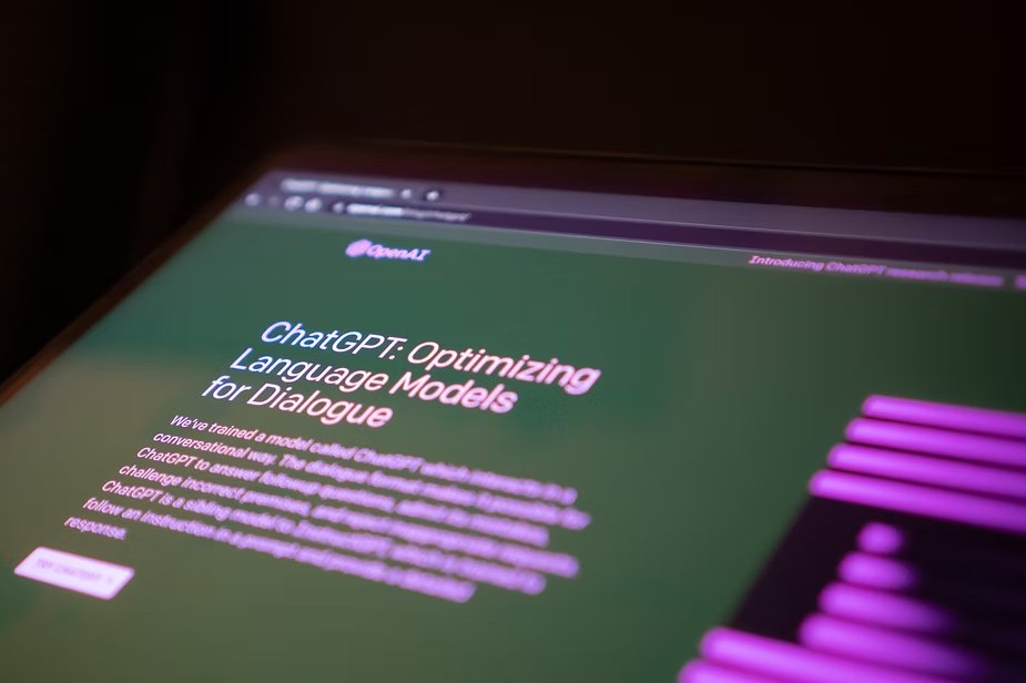Tela exibindo a página de lançamento do ChatGPT, da OpenAI