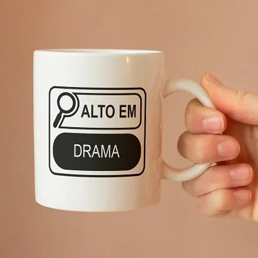 Caneca com a frase "Alto em Drama". Foto do site da Shopee.