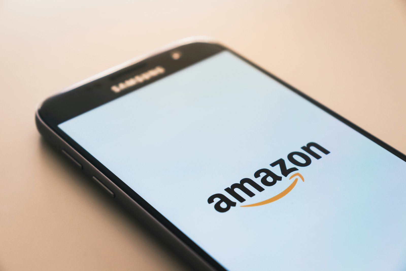 Celular exibindo o logo da Amazon na tela
