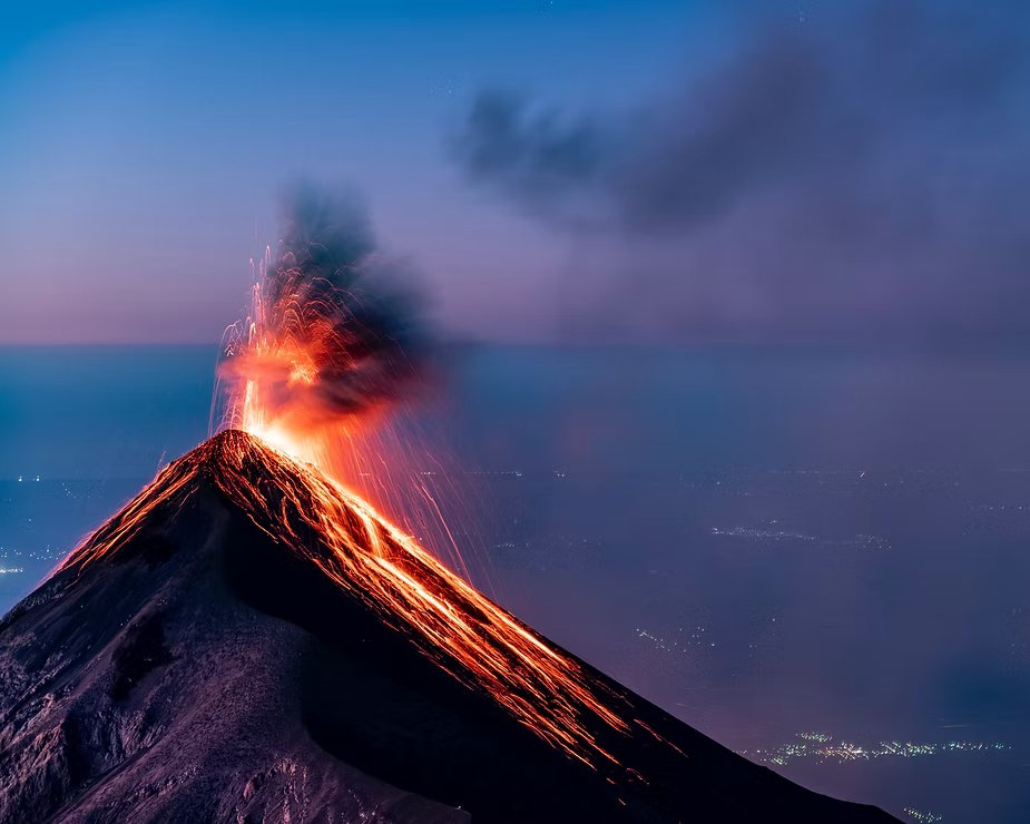 Vulcão em erupção durante a noite