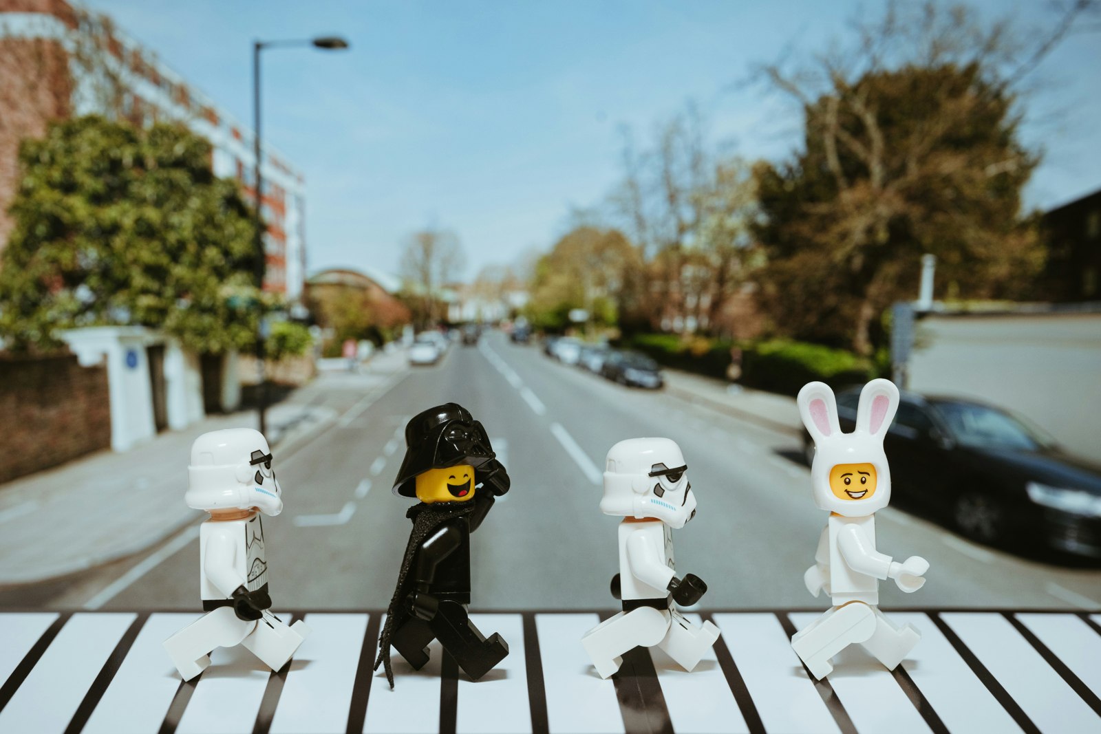 Bonecos de LEGO atravessando uma faixa de pedestres em referência à capa do álbum Abbey Road