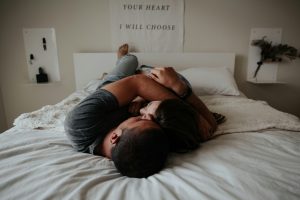 Leia mais sobre o artigo Quando o amor volta: por que amamos o tropo da segunda chance nos romances